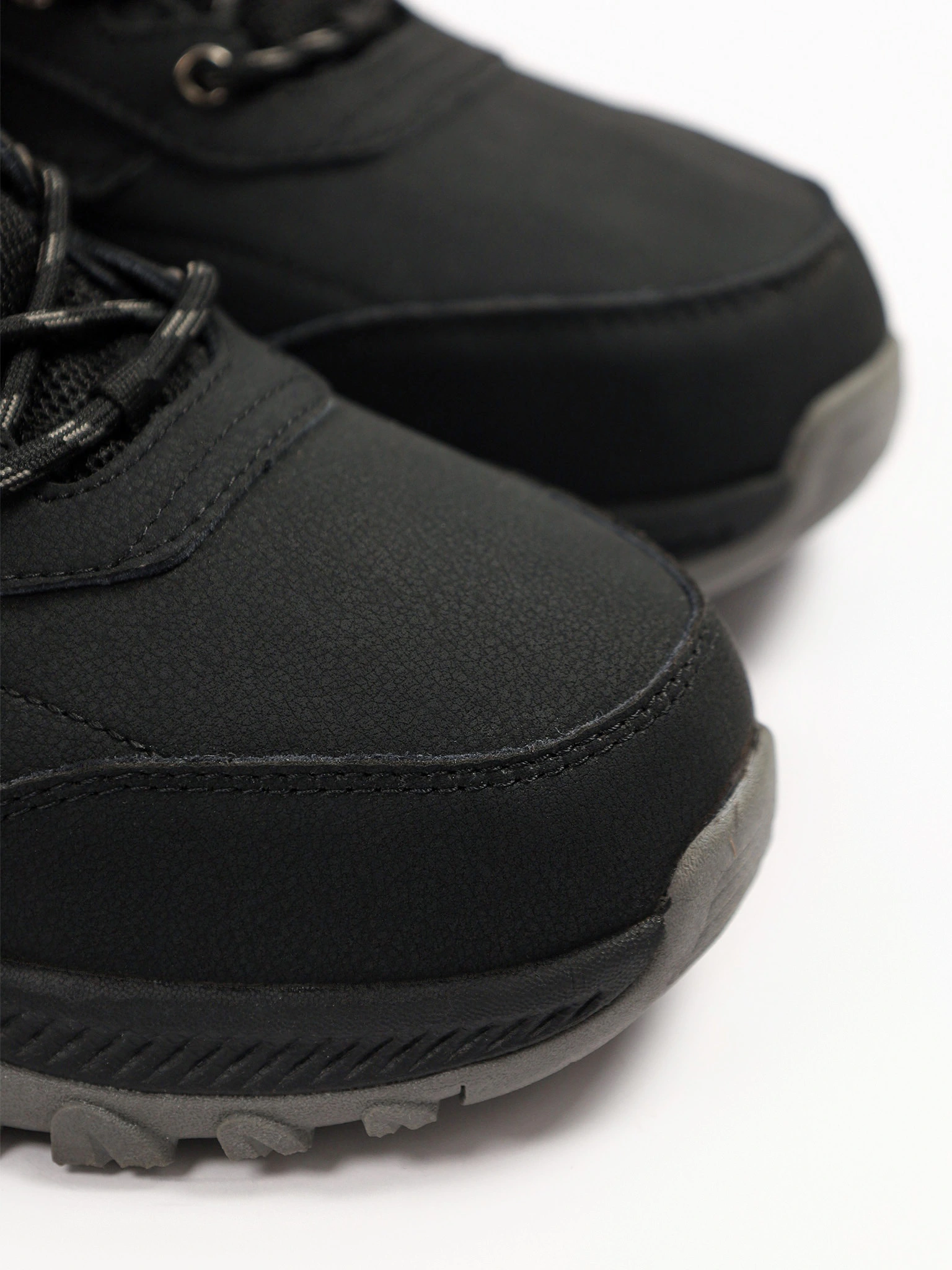 Кроссовки комбинированные черного цвета на рельефной подошве